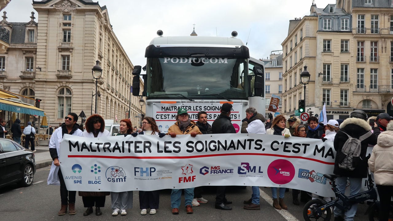 Fransa’da sağlık sistemi alarmda! Aile hekimleri Paris sokaklarına indi