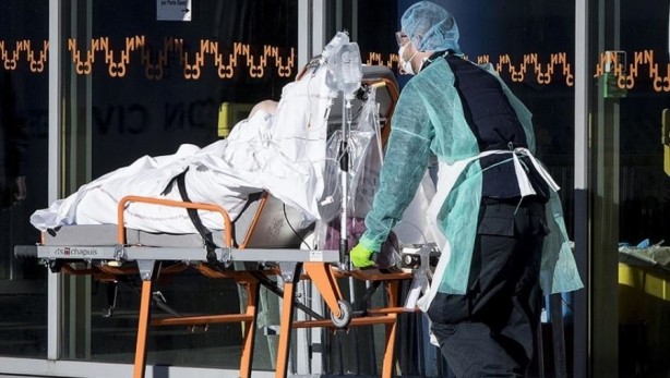 Foto - Fransa'da sağlık skandalı! Hastalar otoparkta tedavi görüyor...