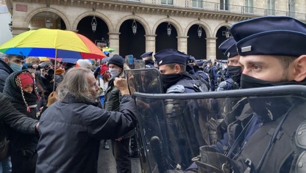 Fransa'da sarı yelekliler 'kırmızıya' dönüyor!
