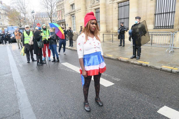 Foto - Fransa'da sarı yelekliler 'kırmızıya' dönüyor!