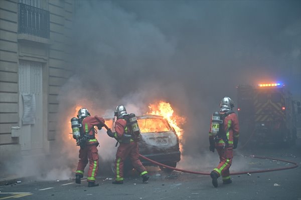 Foto - Fransa'da sokaklar savaş alanına döndü