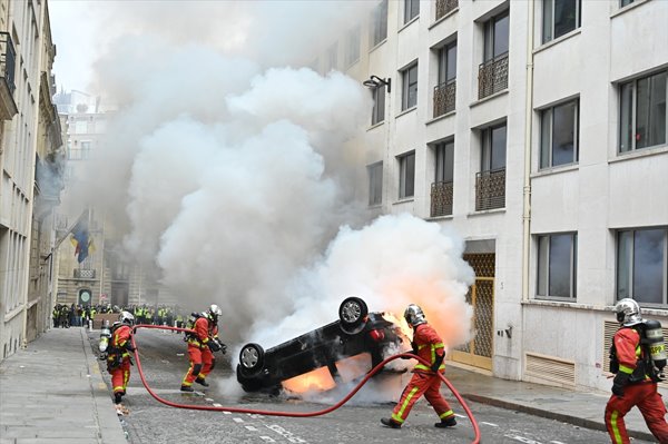Foto - Fransa'da sokaklar savaş alanına döndü