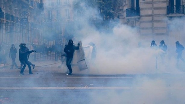  Fransa'da sokaklar savaş alanına döndü