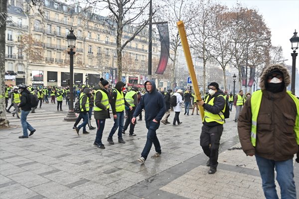 Foto - Fransa'da sokaklar savaş alanına döndü