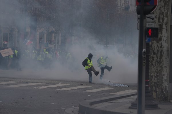 Foto - Fransa'da sokaklar savaş alanına döndü