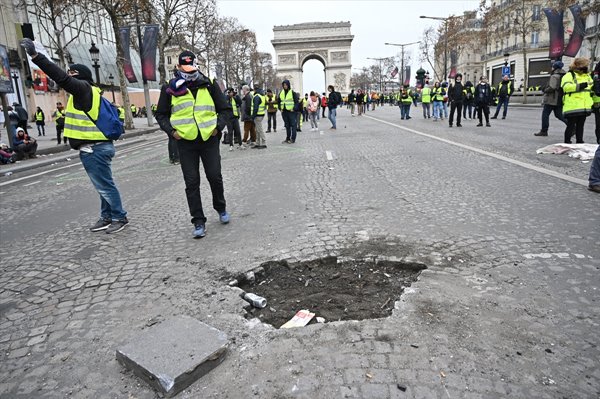 Foto - Fransa'da sokaklar savaş alanına döndü