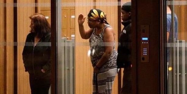 Paris'te sokak yıkanan suda yeni koronavirüs tespit edildi diye çatışma çıktığı iddiası