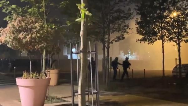 Foto - Paris'te sokak yıkanan suda yeni koronavirüs tespit edildi diye çatışma çıktığı iddiası