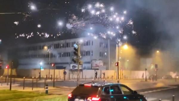 Foto - Paris'te sokak yıkanan suda yeni koronavirüs tespit edildi diye çatışma çıktığı iddiası