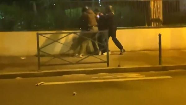 Foto - Paris'te sokak yıkanan suda yeni koronavirüs tespit edildi diye çatışma çıktığı iddiası