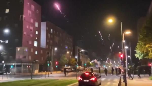 Foto - Paris'te sokak yıkanan suda yeni koronavirüs tespit edildi diye çatışma çıktığı iddiası