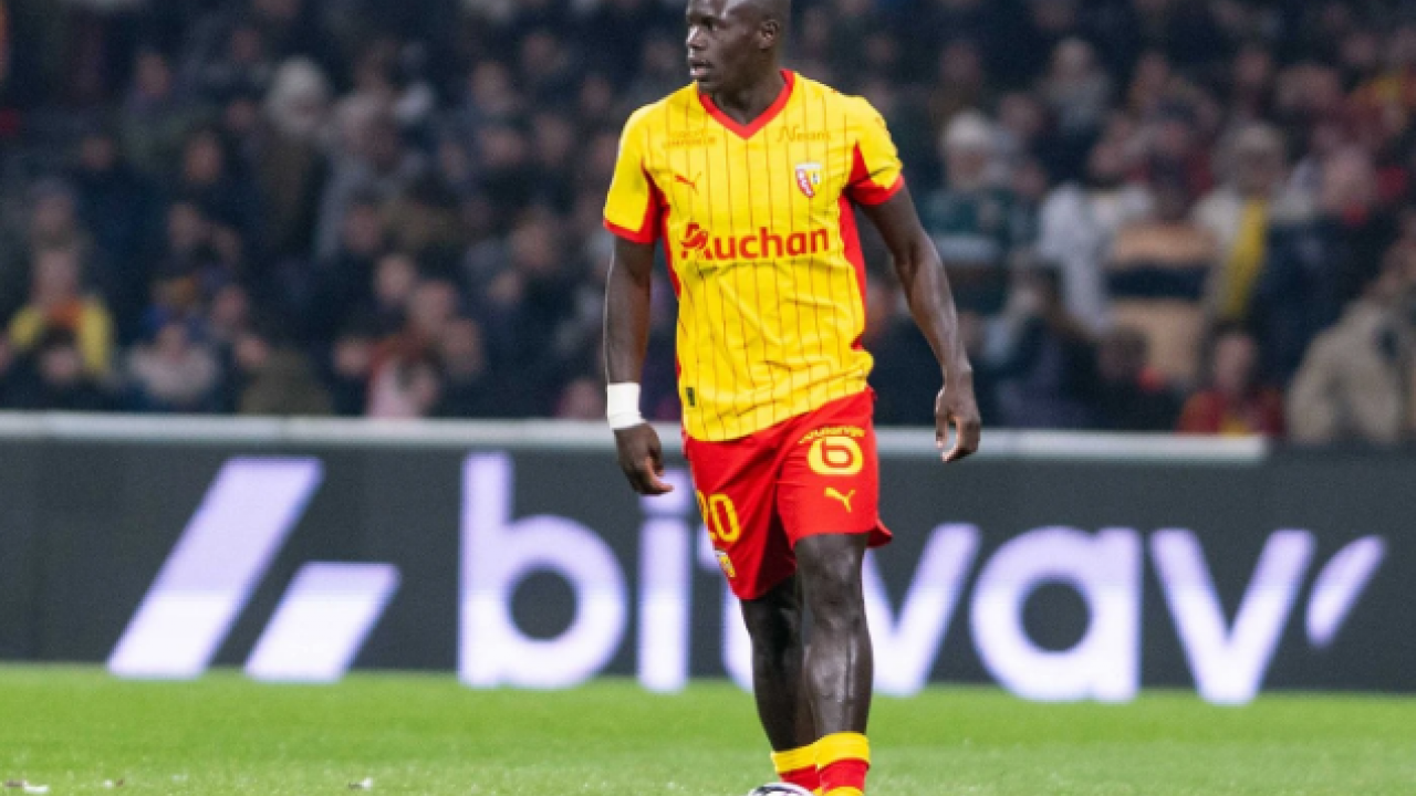 Fransa’da ‘yılın takımı’na seçilmişti! Süper Lig devi o stoperin peşinde