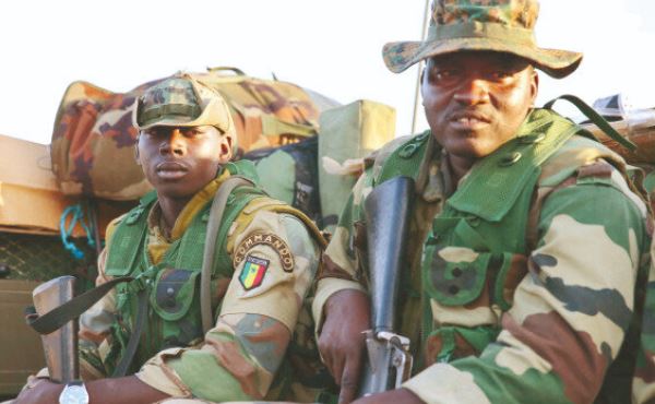 Foto - Fransız askeri üssünün etrafını çevirdiler! Tetikte bekliyorlar