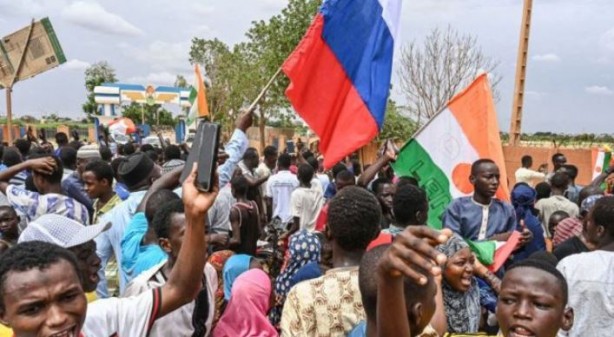 Foto - Fransız askeri üssünün etrafını çevirdiler! Tetikte bekliyorlar