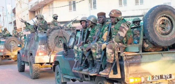 Foto - Fransız askeri üssünün etrafını çevirdiler! Tetikte bekliyorlar