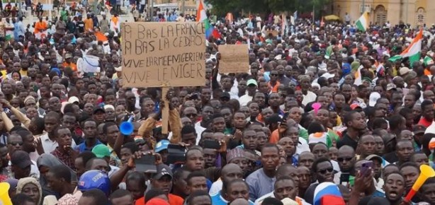Foto - Fransız askeri üssünün etrafını çevirdiler! Tetikte bekliyorlar