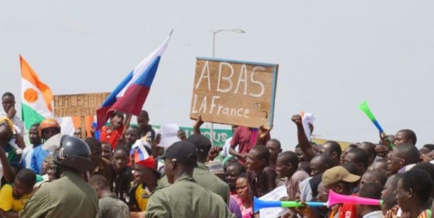 Foto - Fransız askeri üssünün etrafını çevirdiler! Tetikte bekliyorlar