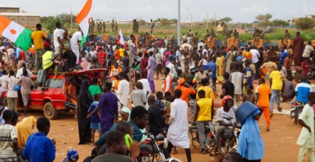 Foto - Fransız askeri üssünün etrafını çevirdiler! Tetikte bekliyorlar