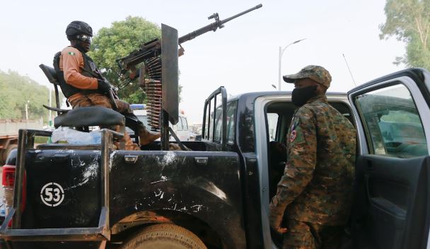 Fransız askeri üssünün etrafını çevirdiler! Tetikte bekliyorlar