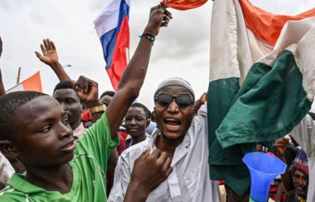 Foto - Fransız askeri üssünün etrafını çevirdiler! Tetikte bekliyorlar