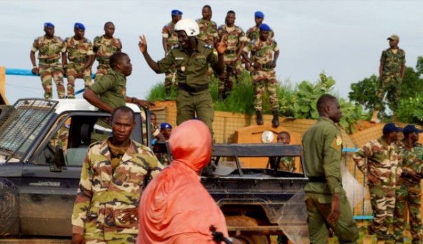Foto - Fransız askeri üssünün etrafını çevirdiler! Tetikte bekliyorlar