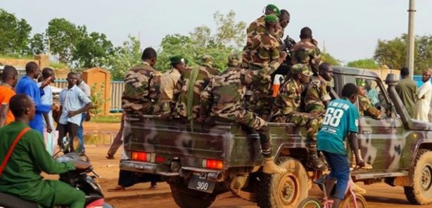 Foto - Fransız askeri üssünün etrafını çevirdiler! Tetikte bekliyorlar
