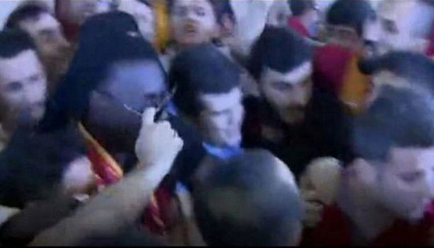 Foto - Fransız forvetin izdihamda gözlüğü gitti! Araçta sorduğu ilk soru...