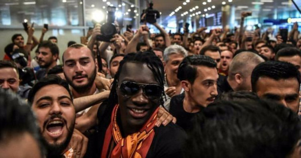 Foto - Fransız forvetin izdihamda gözlüğü gitti! Araçta sorduğu ilk soru...