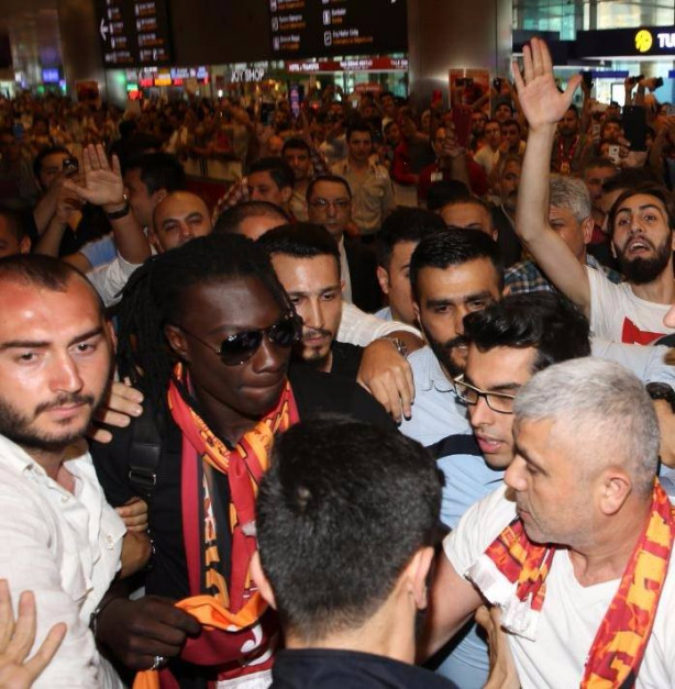 Foto - Fransız forvetin izdihamda gözlüğü gitti! Araçta sorduğu ilk soru...