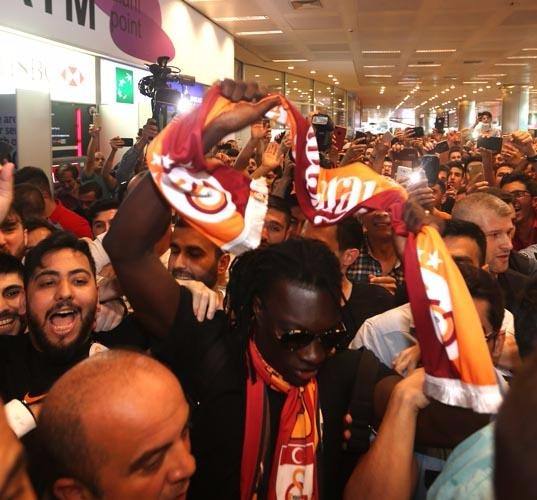 Foto - Fransız forvetin izdihamda gözlüğü gitti! Araçta sorduğu ilk soru...