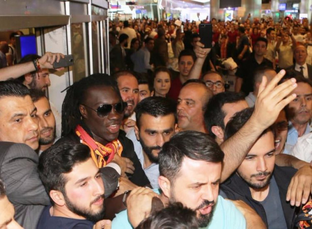 Foto - Fransız forvetin izdihamda gözlüğü gitti! Araçta sorduğu ilk soru...