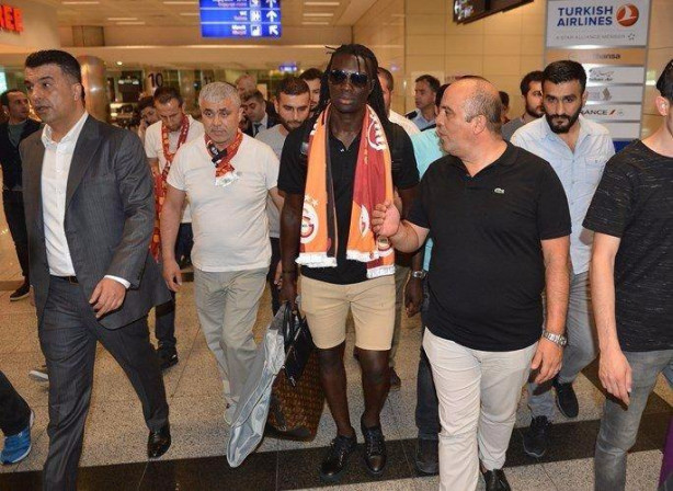  Fransız forvetin izdihamda gözlüğü gitti! Araçta sorduğu ilk soru...