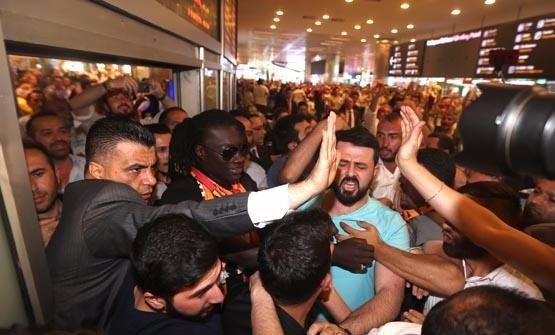 Foto - Fransız forvetin izdihamda gözlüğü gitti! Araçta sorduğu ilk soru...