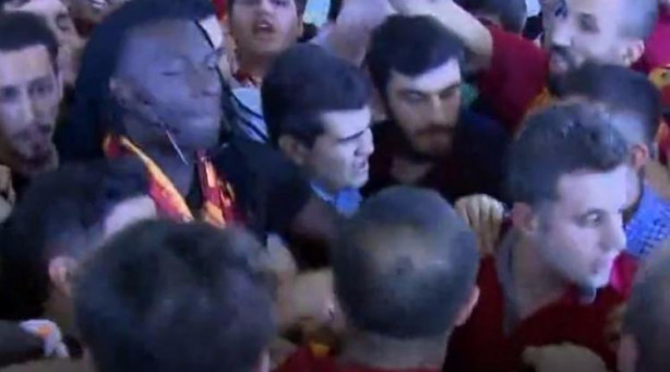 Foto - Fransız forvetin izdihamda gözlüğü gitti! Araçta sorduğu ilk soru...