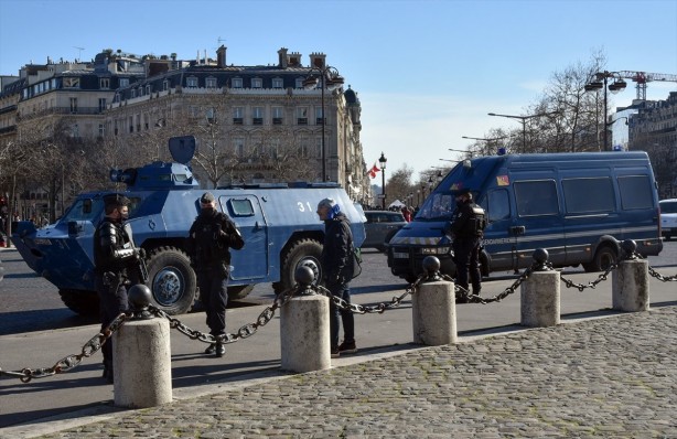 Foto - Fransız yönetimi alarma geçti! Paris'e akın ediyorlar