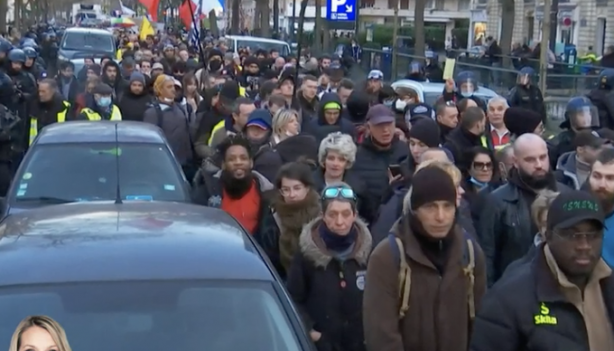 Foto - Fransız yönetimi alarma geçti! Paris'e akın ediyorlar