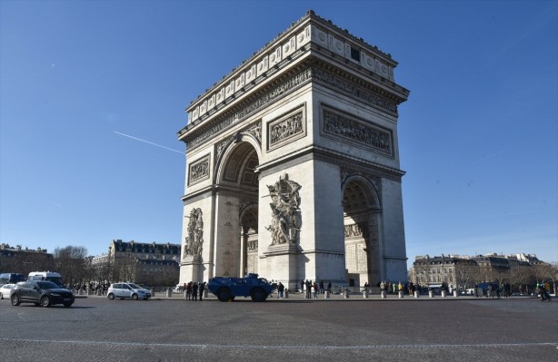 Foto - Fransız yönetimi alarma geçti! Paris'e akın ediyorlar