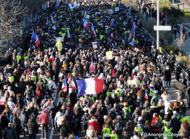 Foto - Fransız yönetimi alarma geçti! Paris'e akın ediyorlar