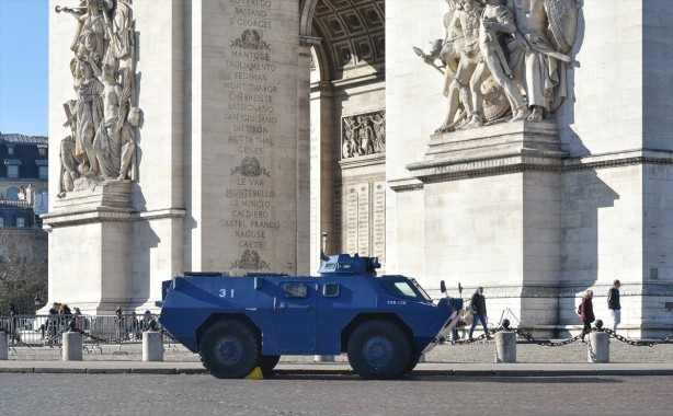 Foto - Fransız yönetimi alarma geçti! Paris'e akın ediyorlar
