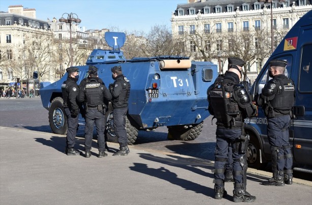 Foto - Fransız yönetimi alarma geçti! Paris'e akın ediyorlar