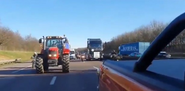 Foto - Fransız yönetimi alarma geçti! Paris'e akın ediyorlar