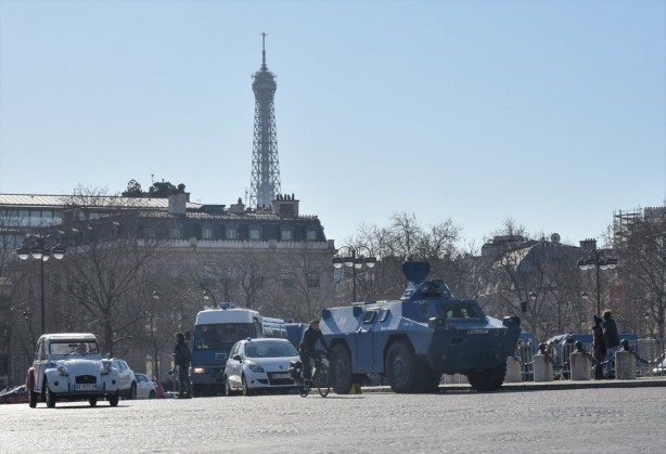Foto - Fransız yönetimi alarma geçti! Paris'e akın ediyorlar