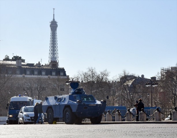 Foto - Fransız yönetimi alarma geçti! Paris'e akın ediyorlar
