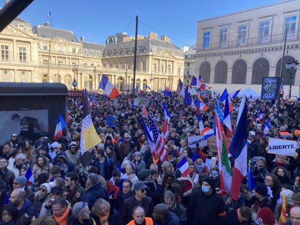 Foto - Fransız yönetimi alarma geçti! Paris'e akın ediyorlar