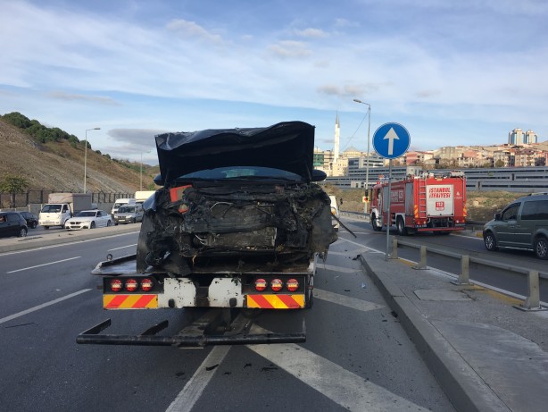 Foto - Freni boşalan araç refüje çıktı