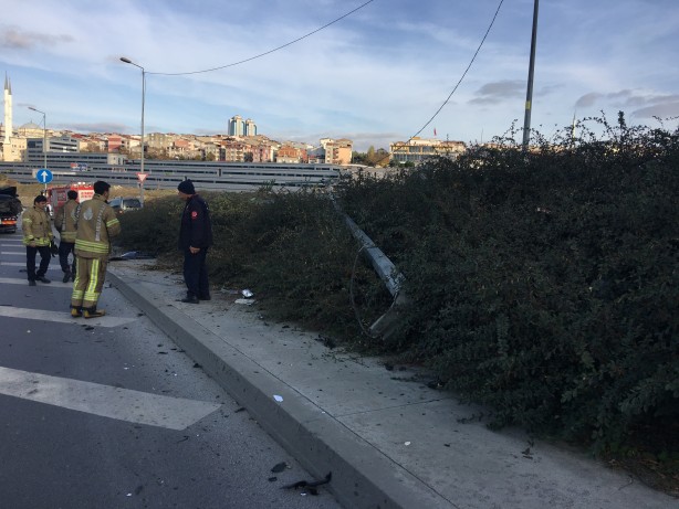 Foto - Freni boşalan araç refüje çıktı