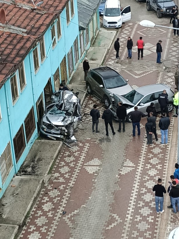 Foto - Freni boşalan kamyon dehşet saçtı