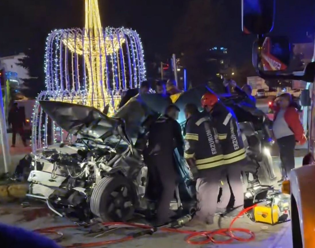 Foto - Freni boşalan kamyon dehşet saçtı! Kırmızı ışıkta bekleyen araçları biçti