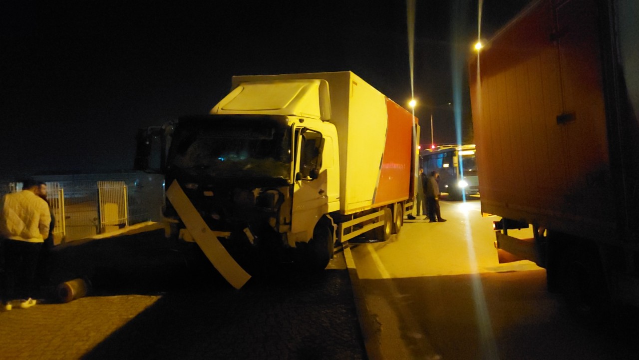 Foto - Freni boşalan kamyon dehşet saçtı! Kırmızı ışıkta bekleyen araçları biçti