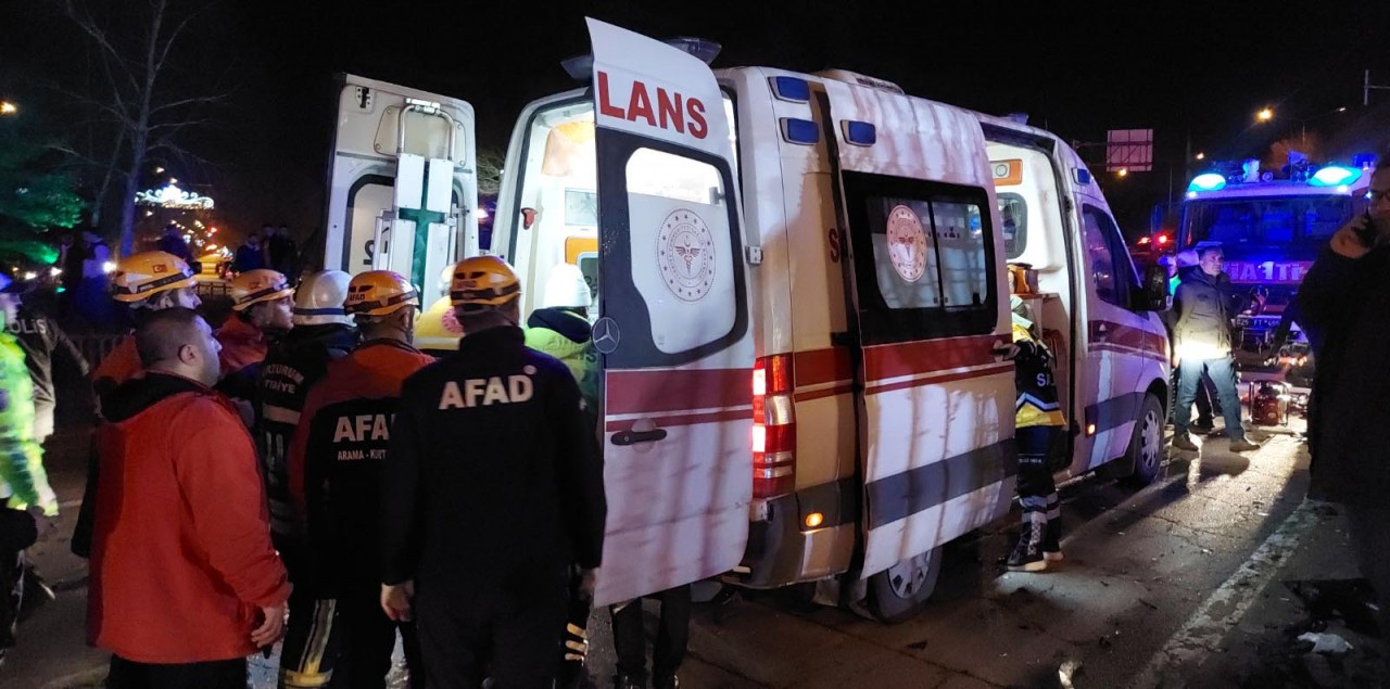 Foto - Freni boşalan kamyon dehşet saçtı! Kırmızı ışıkta bekleyen araçları biçti